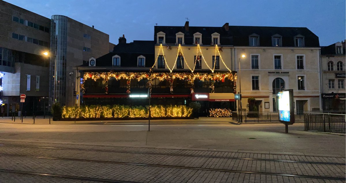 RemiMarchand's tweet image. 🎄Notre jolie ville #confinée prend ses airs de Noël !
Et c’est tout même très beau !
⛄️Bravo à la ville du #Mans et aux commerçants qui en ce contexte difficile illuminent et décors notre ville . #LeMans #Noël #Sarthe