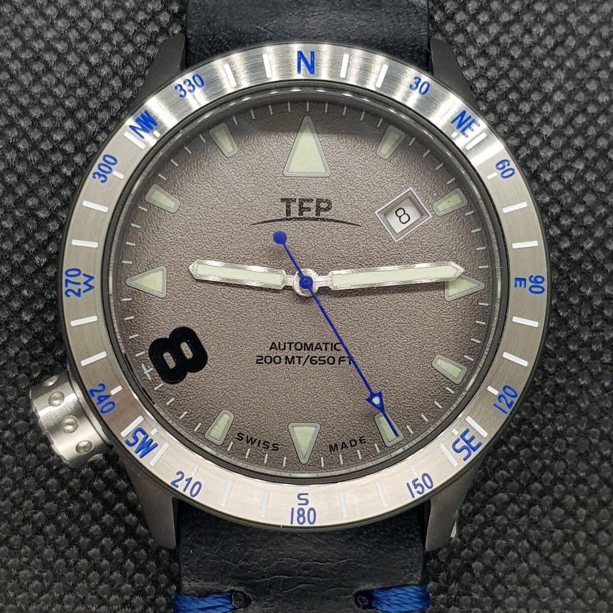 Questa è la nostra nuova edizione blu total dark Windrose. È un'edizione super LIMITATA di soli 8 pezzi. Contattateci se volete maggiori informazioni.
#tfpwatch #bcorp #sustanablymade #italianstyle #lusso #tuscany #sustainability #madeinitaly #swissmade #handmade #timepiece