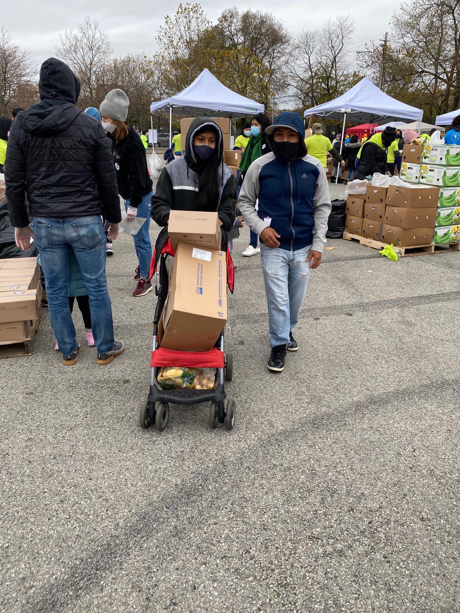 SFWDistrict's tweet photo. Giving back to our #community. #Flushing #Queens #NYC #FeedingAmerica #FoodBank #LaJornadaNY #WeAreInThisTogether #FlushingForward #NoHungryFamily #Thanksgiving https://t.co/lZtiBveJZ1