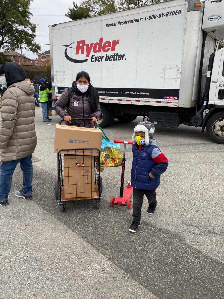 SFWDistrict's tweet photo. Giving back to our #community. #Flushing #Queens #NYC #FeedingAmerica #FoodBank #LaJornadaNY #WeAreInThisTogether #FlushingForward #NoHungryFamily #Thanksgiving https://t.co/lZtiBveJZ1