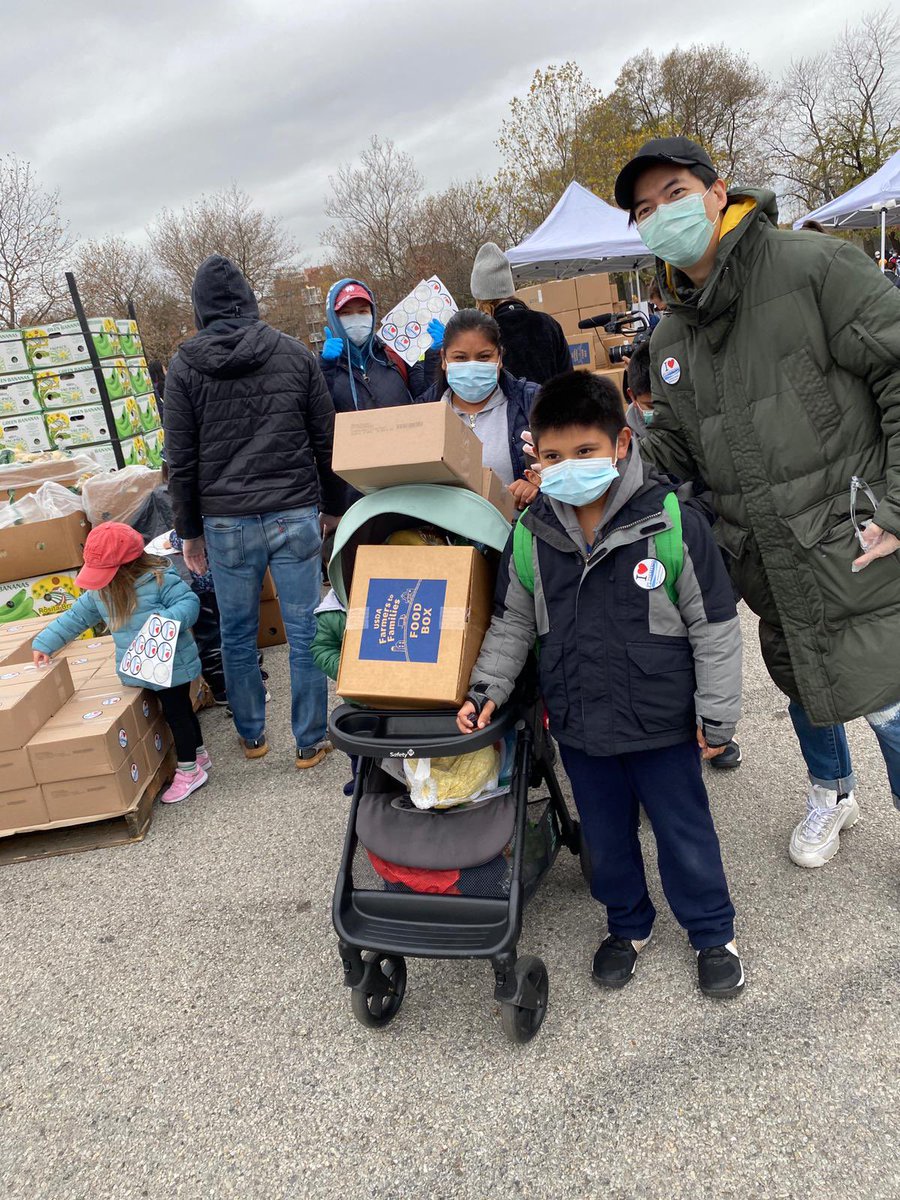 SFWDistrict's tweet photo. Giving back to our #community. #Flushing #Queens #NYC #FeedingAmerica #FoodBank #LaJornadaNY #WeAreInThisTogether #FlushingForward #NoHungryFamily #Thanksgiving https://t.co/lZtiBveJZ1