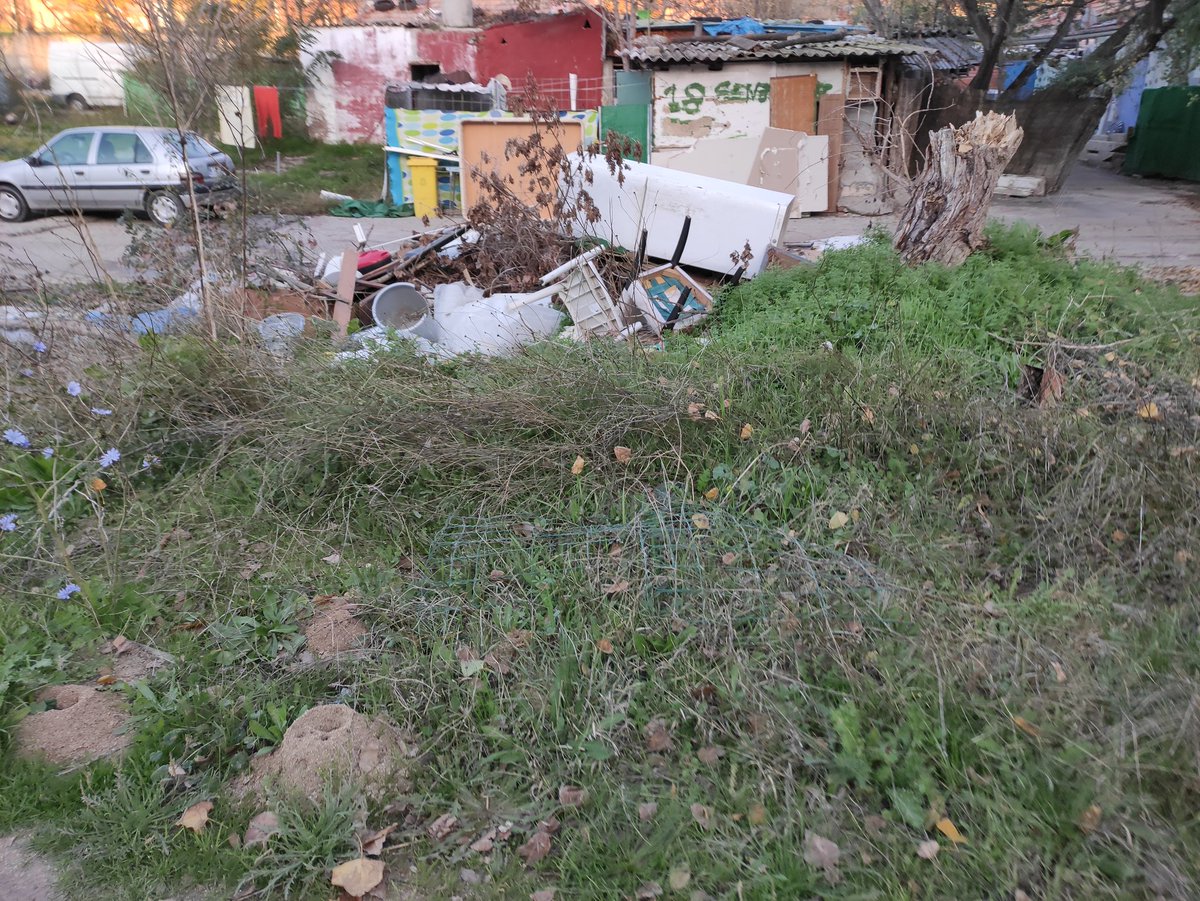 wolfoxy_bm's tweet photo. Hola @Lineamadrid. Este es el estado de la calle al lado de la Faustina Mena pegado a Ramón Gómez de la Serna. Llevamos meses así y cada vez hay más basura. @EstacionDePitis https://t.co/2tGSXlIynf