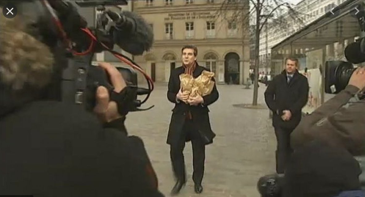 ebothorel's tweet photo. Il y a Montebourg. 
Il est sympa. 
Il apporte des croissants aux syndicats. 
Il signe des tribunes des syndicats.
Le monde d'avant quoi.

Et puis, maintenant, il y a celle (@AgnesRunacher ) qui bosse. Et qui obtient des résultats. Avec les syndicats. Et fait infléchir #nokia. https://t.co/1TkPrKf25z