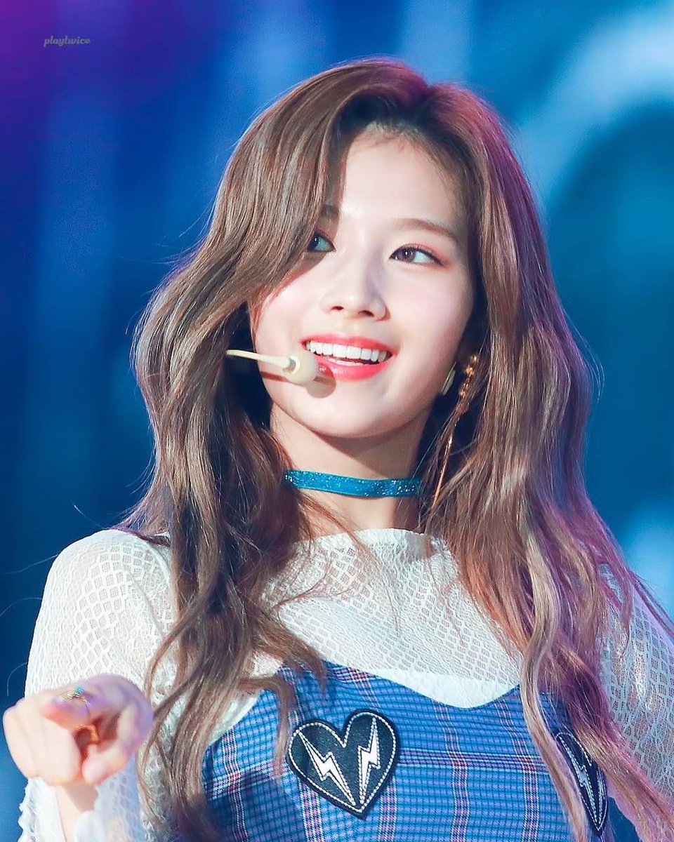 weakfortwice's tweet photo. Sana 
______
Full name: Minarozaki Sana
Nationality: Japanese
Position: Sub Vocalist
Face description: Long face, puffy cheeks, small lips. Eyes are a bit closer to each other.
Personality: Clumsy, positive thinker. Very touchy. https://t.co/I4ol4MYZt4