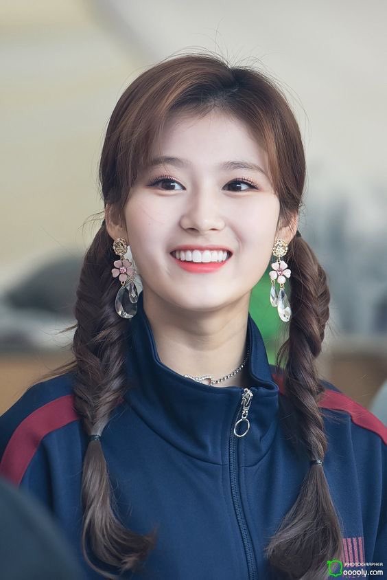 weakfortwice's tweet photo. Sana 
______
Full name: Minarozaki Sana
Nationality: Japanese
Position: Sub Vocalist
Face description: Long face, puffy cheeks, small lips. Eyes are a bit closer to each other.
Personality: Clumsy, positive thinker. Very touchy. https://t.co/I4ol4MYZt4