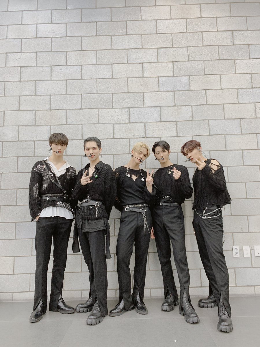 CIX_Official's tweet photo. K컬쳐를 더욱 빛낸 울아엑의 국보급 카리스마✨
무대도 부수고 픽스들 마음도 부숴버린 CIX에 홀릭💕

#CIX #씨아이엑스 #BX #승훈 #배진영 #용희 #현석 #안녕낯선시간 #HelloStrangeTime #정글 #Jungle #한국문화축제 #K컬쳐페스티벌 https://t.co/QF7VccJf2R
