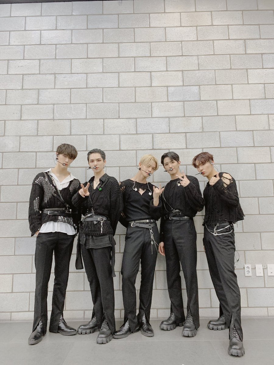 CIX_Official's tweet photo. K컬쳐를 더욱 빛낸 울아엑의 국보급 카리스마✨
무대도 부수고 픽스들 마음도 부숴버린 CIX에 홀릭💕

#CIX #씨아이엑스 #BX #승훈 #배진영 #용희 #현석 #안녕낯선시간 #HelloStrangeTime #정글 #Jungle #한국문화축제 #K컬쳐페스티벌 https://t.co/QF7VccJf2R
