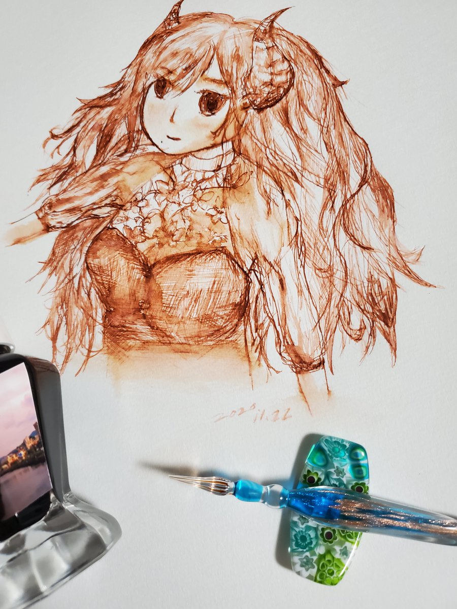 M178y's tweet photo. 誕生日配信を見て（もう3年か～）描いてたら日付変わってたがとりあえずペタリ。
小樽に行った時買って濃い目の茶色が使いづらいからか放置していた新色で。これ水で薄めたら…懐かしくって暖かい感じ（そして幼気）になって化けた！やっぱ #ガラスペン は水彩筆必須だなぁ…
 #メアリのメモリー https://t.co/2WcHxp2xqx