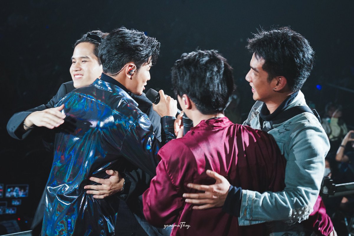 FiatAngelo's tweet photo. สิ่งที่ดีที่สุดคือครอบครัว และนี่คือครอบครัวของผมครับ :) 
ขอบคุณมะม๊าและปะป๊าที่ชวนไปจอยบนเวที ขอบคุณพี่น้ำมนต์ที่ยังคงเป็นพี่ที่น่ารักเสมอครับ @kristtps @stjinx_maya @nammon_ktn 
#FantopiaxKristSingtoDay2 
#Fantopia2020 https://t.co/9txWiKICax