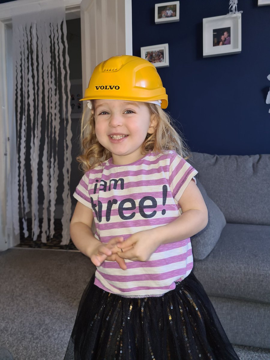JoWilson12's tweet photo. What a day to be alive... one of my top two favourite humans has turned 3 and I officially became a proper grown up who can open the corned beef tin properly! #PhoebeBluebellWilson #CORNEDBEEFPIE 😍🤩 https://t.co/gmXU3PRaqf