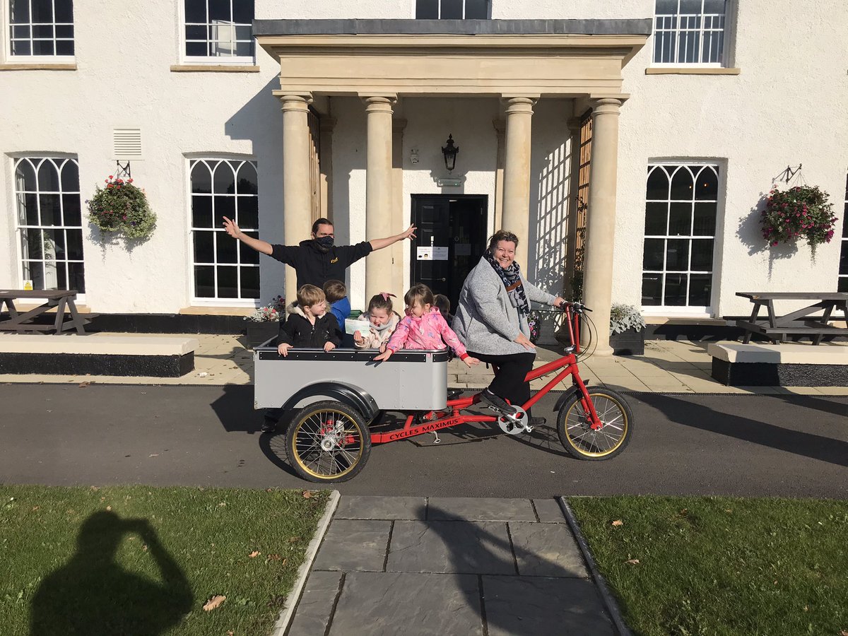 SBSLlanrumney's tweet photo. We are supporting the pantry @LlanrumneyHall  and kindly donated £10 per child who started with us in September 2020. We donated £260 in total we hope this helps feed some of the families in the local community 😍 #givingbacktothecommunity  @SteveCMB  @LlanrumneyLab https://t.co/PEVlAyV7bS