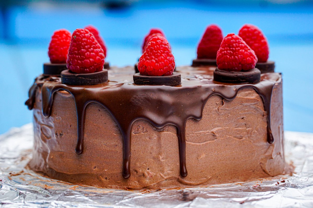 LittledragonMei's tweet photo. These drips....
The same dark chocolate raspberry with chocolate whipped cream andfresh raspberry mascarpone cream filling, topped with ganache decorated with chocolate coins and raspberries.
#foodporn #chocolate #cake #chocolateraspberrycake #eatcake https://t.co/vxWmDMoGFr