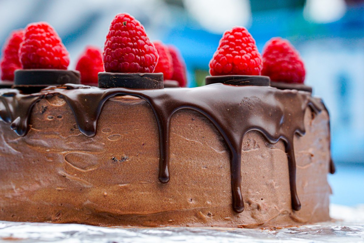 LittledragonMei's tweet photo. These drips....
The same dark chocolate raspberry with chocolate whipped cream andfresh raspberry mascarpone cream filling, topped with ganache decorated with chocolate coins and raspberries.
#foodporn #chocolate #cake #chocolateraspberrycake #eatcake https://t.co/vxWmDMoGFr