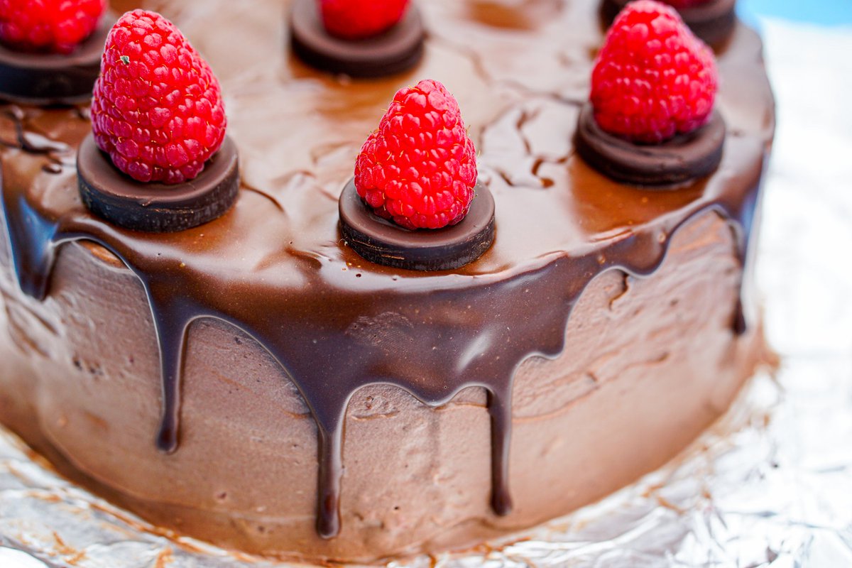 LittledragonMei's tweet photo. These drips....
The same dark chocolate raspberry with chocolate whipped cream andfresh raspberry mascarpone cream filling, topped with ganache decorated with chocolate coins and raspberries.
#foodporn #chocolate #cake #chocolateraspberrycake #eatcake https://t.co/vxWmDMoGFr