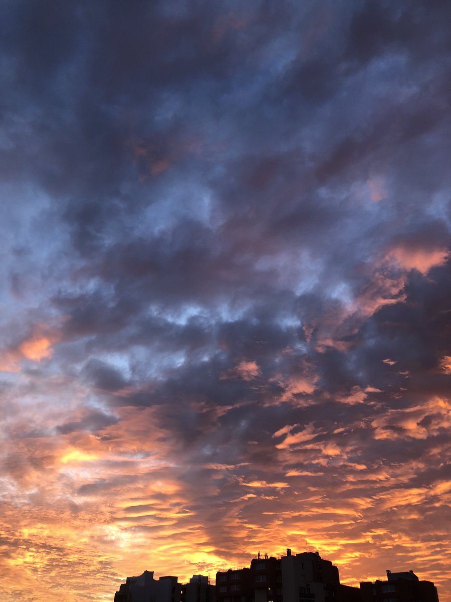 almodoro's tweet photo. Ciel de braise🔥 #sunset #sunsetphotography #firesky #automne #couleursdautomne #autumn #autumncolors #sundayvibes #dimanche #domingoespetacular #cloudscape #clouds #nuages #autumnsky #cieldautomne https://t.co/6rggCNVvdo