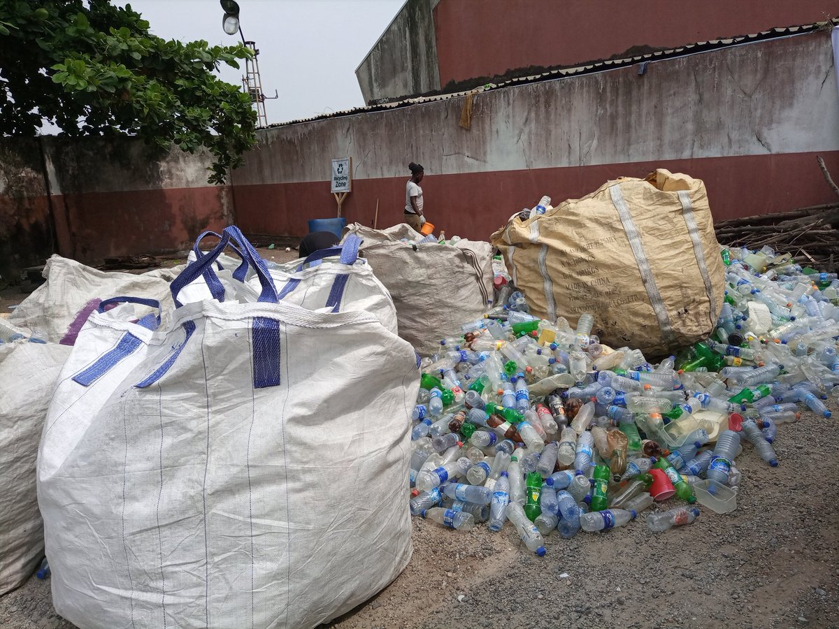 TundeLukmanAni's tweet photo. I Pledge to #StareDownOnPollution and to always preach the gospel of eco-friendly and sustainable lifestyle to the general public #LagosCostalPlasticSearch
.@MEDICNG .@SustyVibes .@GreenH_Bikers #plasticpollution You can join us for the #LagosCostalPlasticSearch as well  
#legit https://t.co/X8zTkM4jts