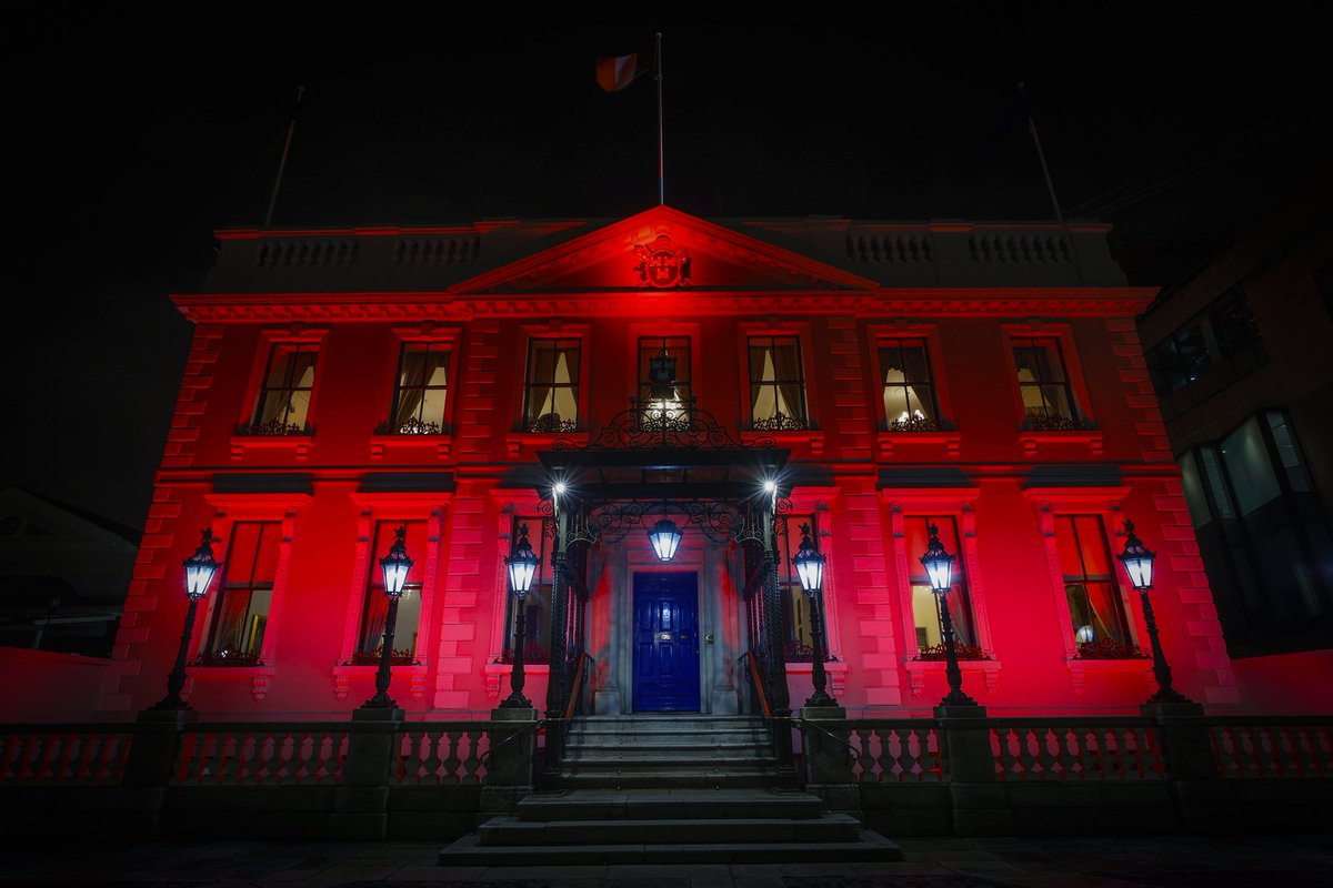 LordMayorDublin's tweet photo. I'm very proud to light @MansionHouseDub red tonight for 
#22qawareness to raise awareness of 22q11.2 deletion syndrome, a chromosomal disorder that affects at least 200 people in Ireland.
@22Q11_Ireland new website https://t.co/RTaZA5IBTe gives more info and advice on 22q11.2 https://t.co/Se0QL7MxhC