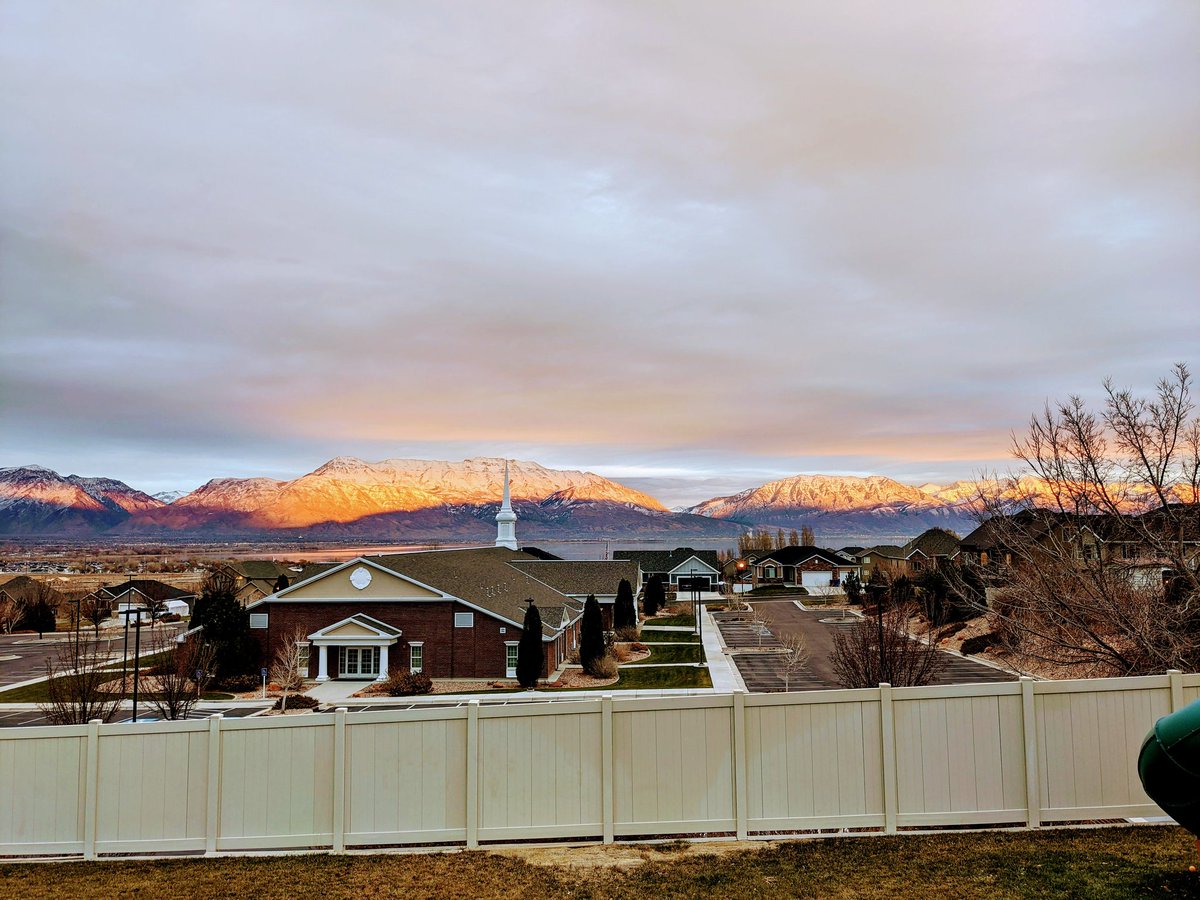 JeffTree32's tweet photo. Today I #GiveThanks for sunsets, lakes, mountains, and the peace they bring me https://t.co/ITmp8vM57g