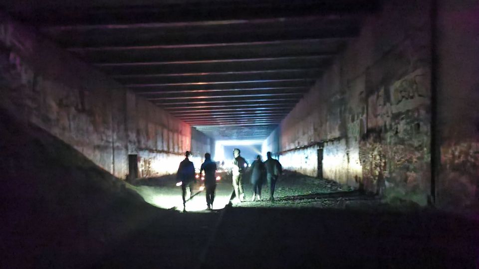 FranceNews24's tweet photo. 🔴 INFO - #Paris : Hier soir, dans les entrailles d'une ancienne voie ferrée du 13ème arr., a eut lieu une fête immense baptisée "I want to break free", illégale et risquée et réunissant quelques 300 jeunes à 15 euros l'entrée. #covididiot #covididiots #coronavirus #masques https://t.co/IgAwO2uwY2