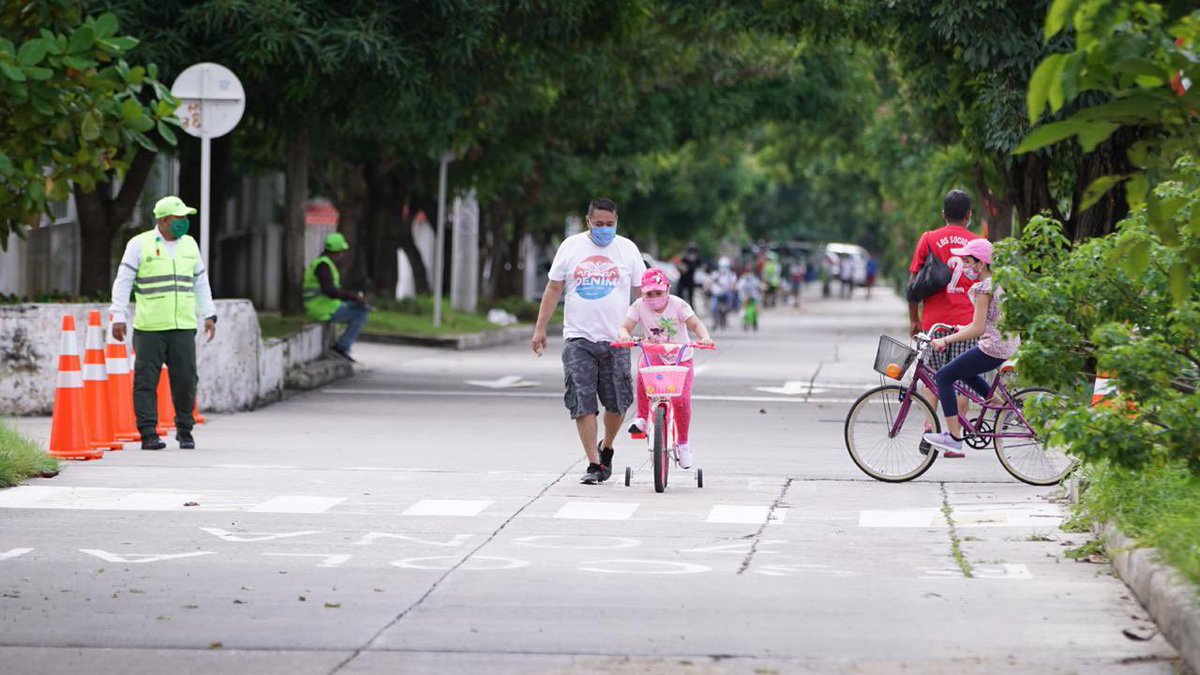 TransitoBaq's tweet photo. En bici y caminando los vecinos de las localidades Suroriente y Suroccidente disfrutan de las #CiclovíasBaq 🛼🚴🏻‍♀️🛹 https://t.co/qGKaY9gWUj