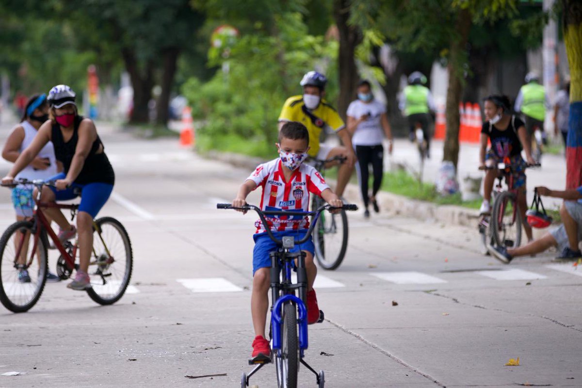 TransitoBaq's tweet photo. En bici y caminando los vecinos de las localidades Suroriente y Suroccidente disfrutan de las #CiclovíasBaq 🛼🚴🏻‍♀️🛹 https://t.co/qGKaY9gWUj