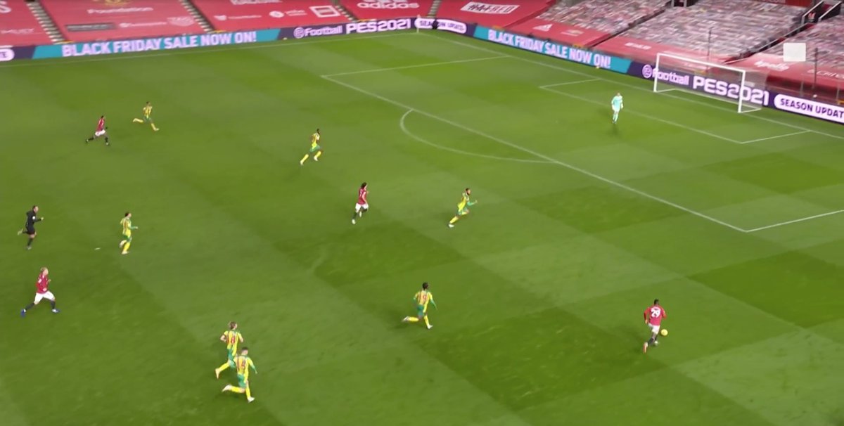 90& #39;+2: AWB has the ball wide. Cavani moves to make the far post run, but then appears to offer for AWB after seeing Martial over his shoulder. The ball comes, he dummies, and Martial makes a brilliant turn to get a shot off.