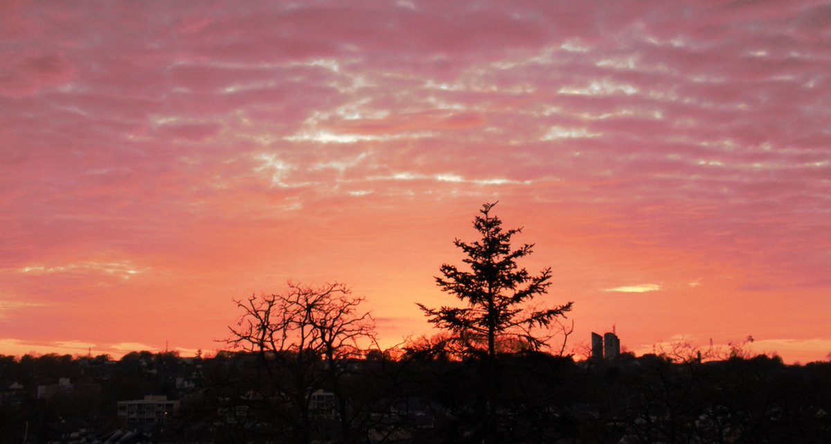 JoNathphoto's tweet photo. 3 photos / 3 ambiances
10 minutes entre chaque prises
#cieldautomne #laval #photography 
@Laval_Image https://t.co/qnbgEIQe5R