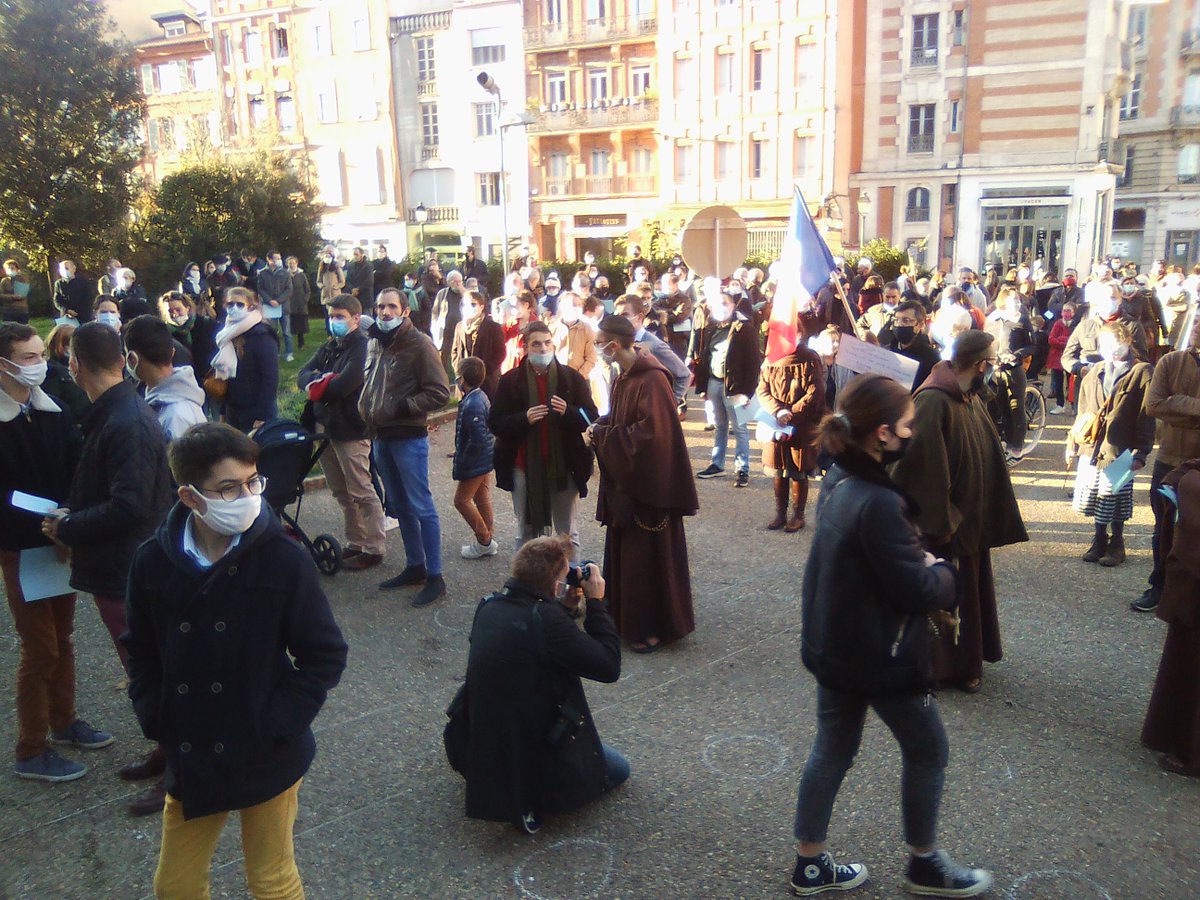 FabriceLDupont's tweet photo. Deuxième manifestation de #objectifmesse à toulouse devant la cathédrale saint-Étienne pour la liberté de la messe. https://t.co/KsMRLSPxA3