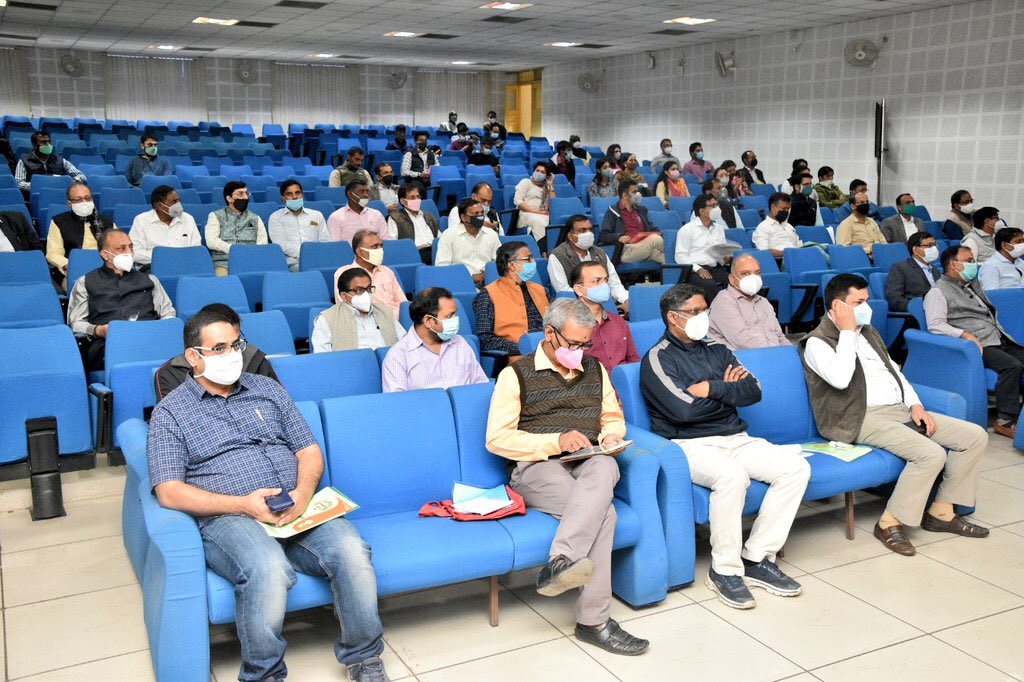 ProfAnilKumarT1's tweet photo. SATHI-BHU organised today a successful interaction with about 50 industry representatives to apprise them of the equipment being procured and their utility. It also discussed the possibility of supporting local industry, MSME and start ups with the scientific capabilities of BHU https://t.co/cdsWJoLBkN