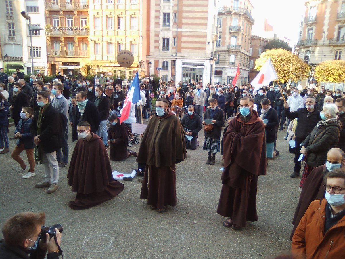 FabriceLDupont's tweet photo. Deuxième manifestation de #objectifmesse à toulouse devant la cathédrale saint-Étienne pour la liberté de la messe. https://t.co/KsMRLSPxA3