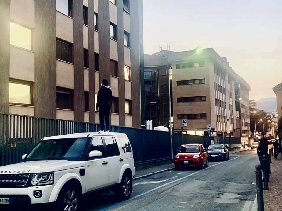 MassimoSertori_'s tweet photo. In questa foto scattata da Salvatore Amura, una ragazza prova a salutare la sua #Mamma ricoverata all’Ospedale #Valduce di #Como. 
Non riusciva a vederla dalla finestra ed è salita sopra il tetto della sua auto per farsi riconoscere e farle sentire la propria #vicinanza. (1/2) https://t.co/xb6L6R5ZYp