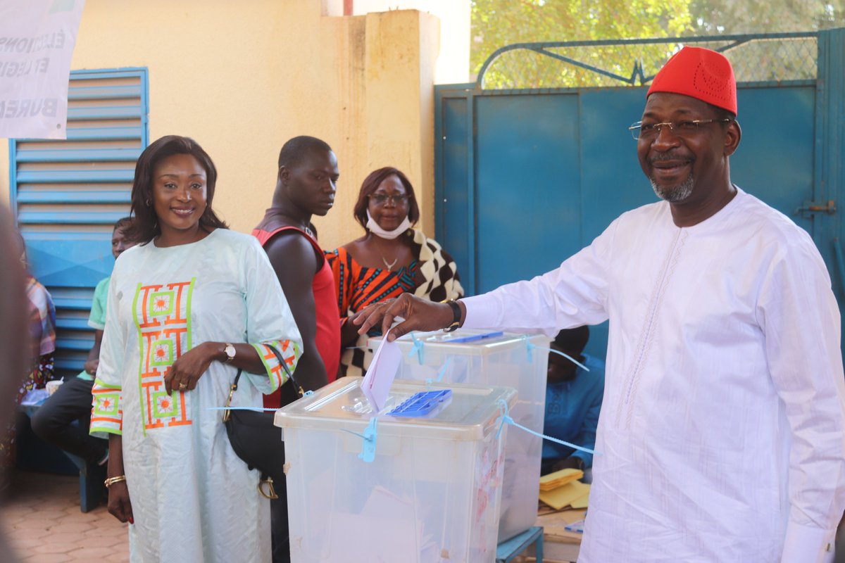 absenmouvement's tweet photo. ABS a accompli son devoir citoyen au complexe scolaire le Kangourou en compagnie de Mme Karine Sakandé
#ROCH2020 #SAKANDE #ABS #ROCHBALA #MPP #ABSENMOUVEMENT #BURKINAFASO #ELECTION #OUAGADOUGOU #PRESIDENTIELLES #VOTE #SakBala #LEGISLATIVES #BOBODIOULASSO #BurkinaVote2020 https://t.co/Z9inasdoQq