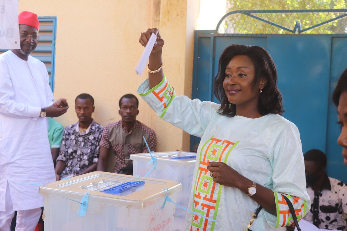 absenmouvement's tweet photo. ABS a accompli son devoir citoyen au complexe scolaire le Kangourou en compagnie de Mme Karine Sakandé
#ROCH2020 #SAKANDE #ABS #ROCHBALA #MPP #ABSENMOUVEMENT #BURKINAFASO #ELECTION #OUAGADOUGOU #PRESIDENTIELLES #VOTE #SakBala #LEGISLATIVES #BOBODIOULASSO #BurkinaVote2020 https://t.co/Z9inasdoQq