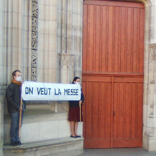 FabriceLDupont's tweet photo. Deuxième manifestation de #objectifmesse à toulouse devant la cathédrale saint-Étienne pour la liberté de la messe. https://t.co/KsMRLSPxA3
