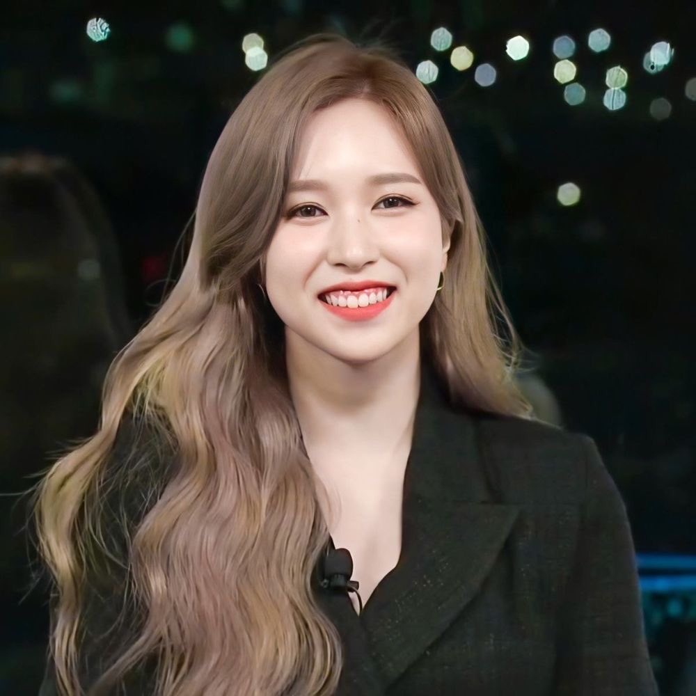 weakfortwice's tweet photo. Mina
______
Full name: Myoui Mina
English Name: Sharon
Nationality: Japanese-American
Position: Main Dancer, Sub Vocalist
Face description: Gummy smile, mole on her nose. Another mole above her lip.
Personality: Introverted, most quiet member. Elegant aura and also very dorky. https://t.co/U0EzoPnKJW