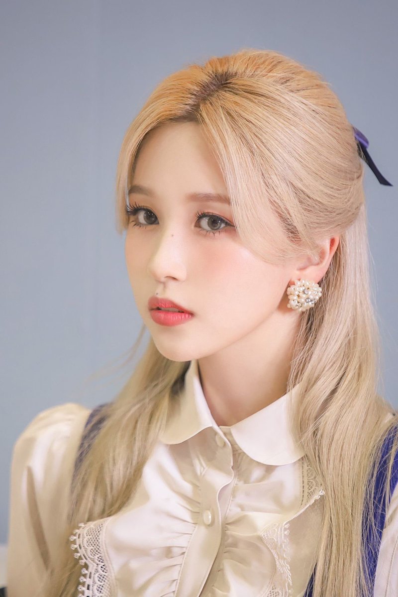 weakfortwice's tweet photo. Mina
______
Full name: Myoui Mina
English Name: Sharon
Nationality: Japanese-American
Position: Main Dancer, Sub Vocalist
Face description: Gummy smile, mole on her nose. Another mole above her lip.
Personality: Introverted, most quiet member. Elegant aura and also very dorky. https://t.co/U0EzoPnKJW