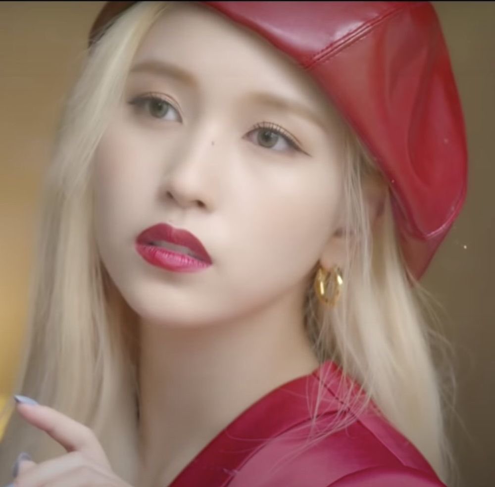 weakfortwice's tweet photo. Mina
______
Full name: Myoui Mina
English Name: Sharon
Nationality: Japanese-American
Position: Main Dancer, Sub Vocalist
Face description: Gummy smile, mole on her nose. Another mole above her lip.
Personality: Introverted, most quiet member. Elegant aura and also very dorky. https://t.co/U0EzoPnKJW