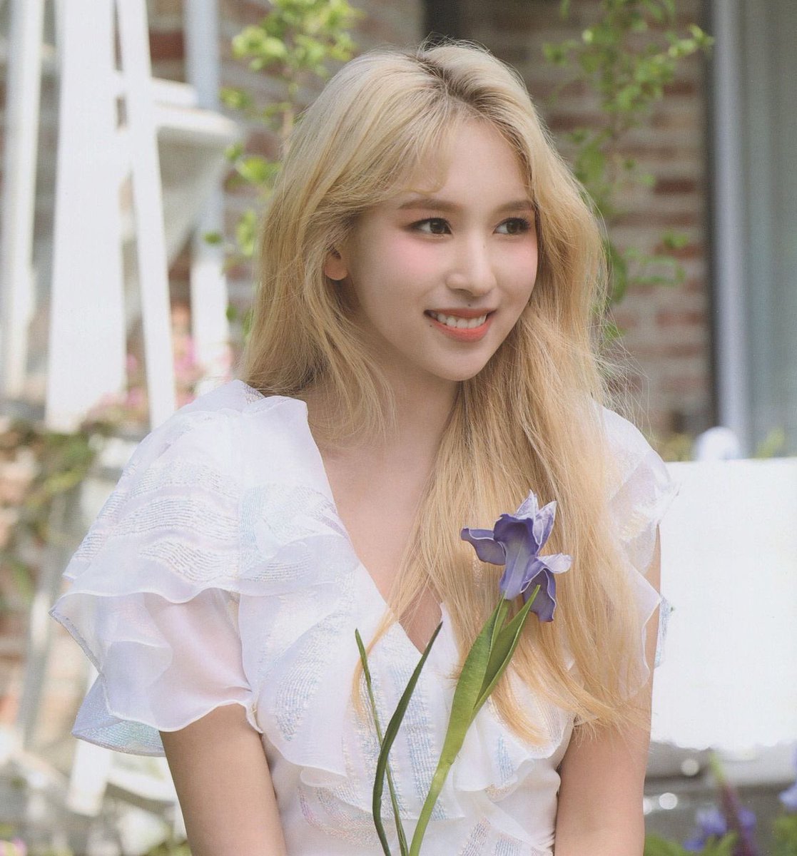 weakfortwice's tweet photo. Mina
______
Full name: Myoui Mina
English Name: Sharon
Nationality: Japanese-American
Position: Main Dancer, Sub Vocalist
Face description: Gummy smile, mole on her nose. Another mole above her lip.
Personality: Introverted, most quiet member. Elegant aura and also very dorky. https://t.co/U0EzoPnKJW
