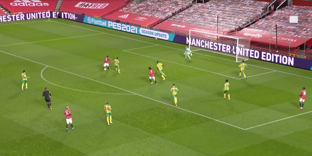 90'+2: AWB has the ball wide. Cavani moves to make the far post run, but then appears to offer for AWB after seeing Martial over his shoulder. The ball comes, he dummies, and Martial makes a brilliant turn to get a shot off.