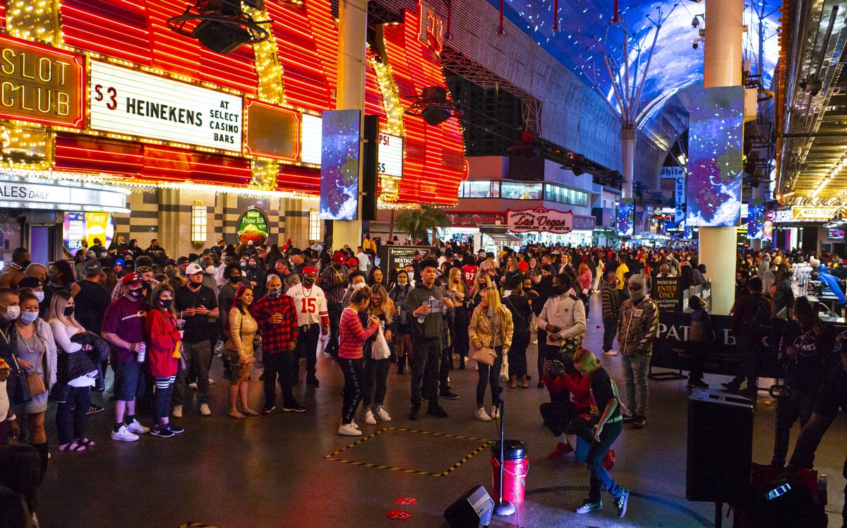 Clrdark4se's tweet photo. Last night downtown Vegas 😎 https://t.co/eL1oaemMoV