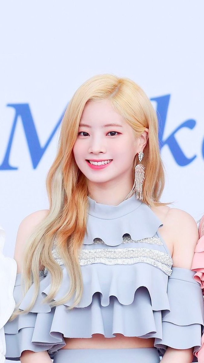 weakfortwice's tweet photo. Dahyun
______
Full name: Kim Da Hyun
Nationality: Korean 
Position: Lead Rapper, Sub Vocalist
Face description: Very light skin. Cute wide eye smile. She have monolids. 
Personality: Smiles a lot, is goofy and hype. Very charming. https://t.co/oc6qFFUhuu