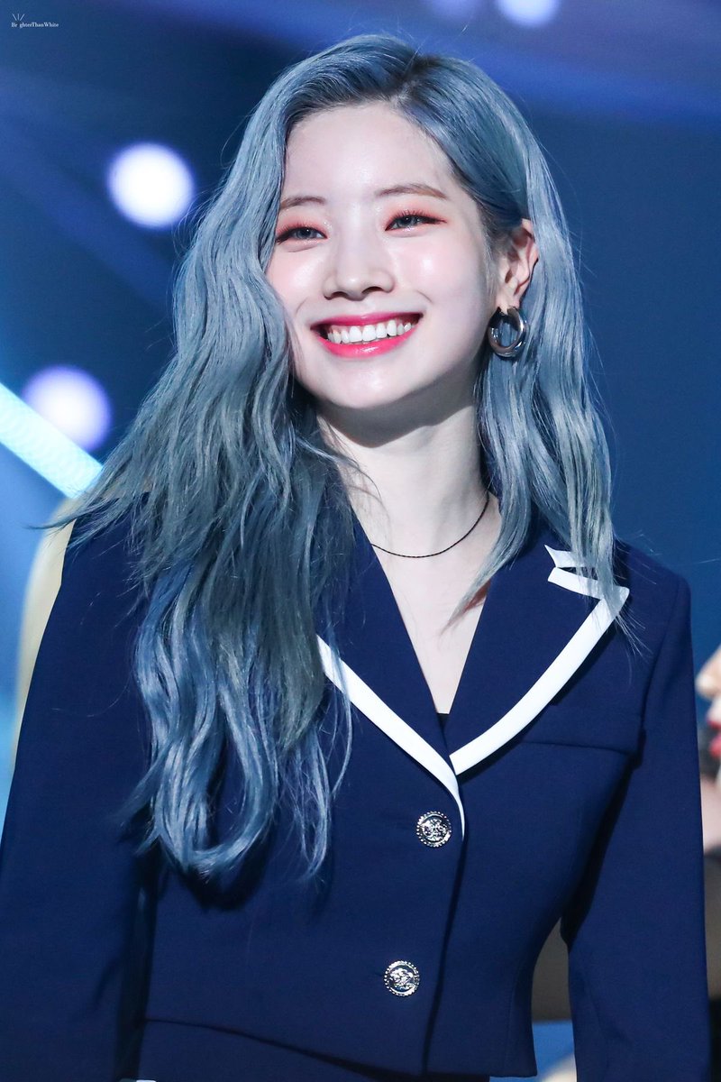 weakfortwice's tweet photo. Dahyun
______
Full name: Kim Da Hyun
Nationality: Korean 
Position: Lead Rapper, Sub Vocalist
Face description: Very light skin. Cute wide eye smile. She have monolids. 
Personality: Smiles a lot, is goofy and hype. Very charming. https://t.co/oc6qFFUhuu