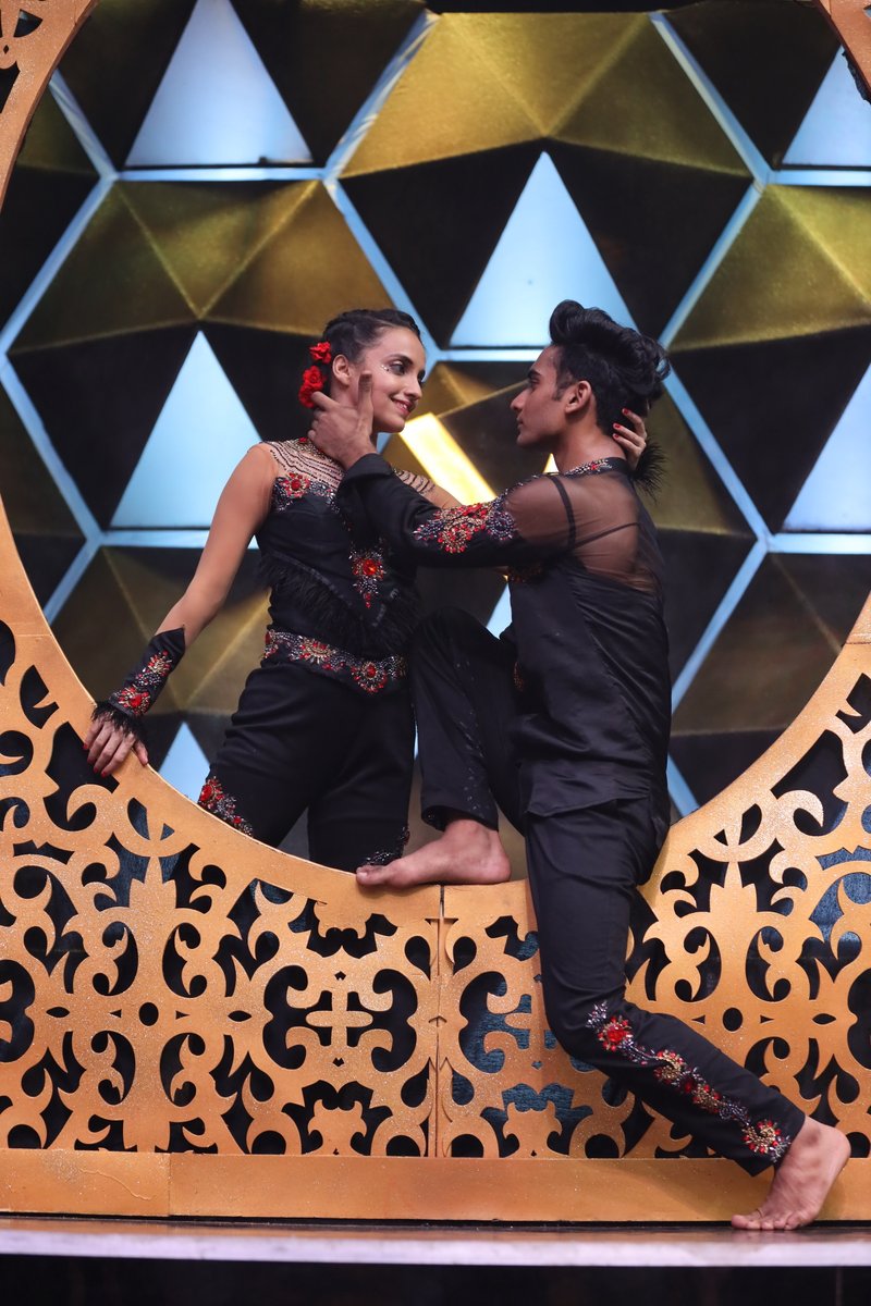 SonyTV's tweet photo. Make way for our adbhut, alaukik artist #ParamdeepTheBest! Don’t get out of your seats, this one is special. #IndiasBestDancer #IBDGrandFinale
@terencehere @geetakapur #MalaikaArora @bharti_lalli @writerharsh https://t.co/O8K8ts4mFQ
