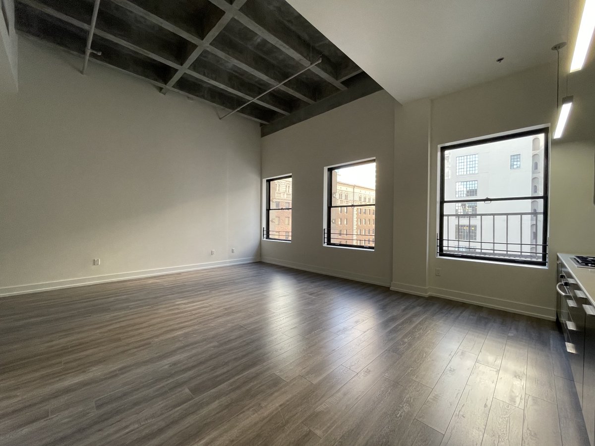RooseveltLofts's tweet photo. 15ft. Ceilings, western facing city views, Bosch Appliances, 800+sqft, this apartment has it all!! Call us today and ask about apt.1106!
.
.
.
.
.
.
#RooseveltLofts #Loftlife #Amazing #lofts #Dreamapartment #DTLA #LosAngeles #home #community #Thanksgiving https://t.co/HJmehGBN0E
