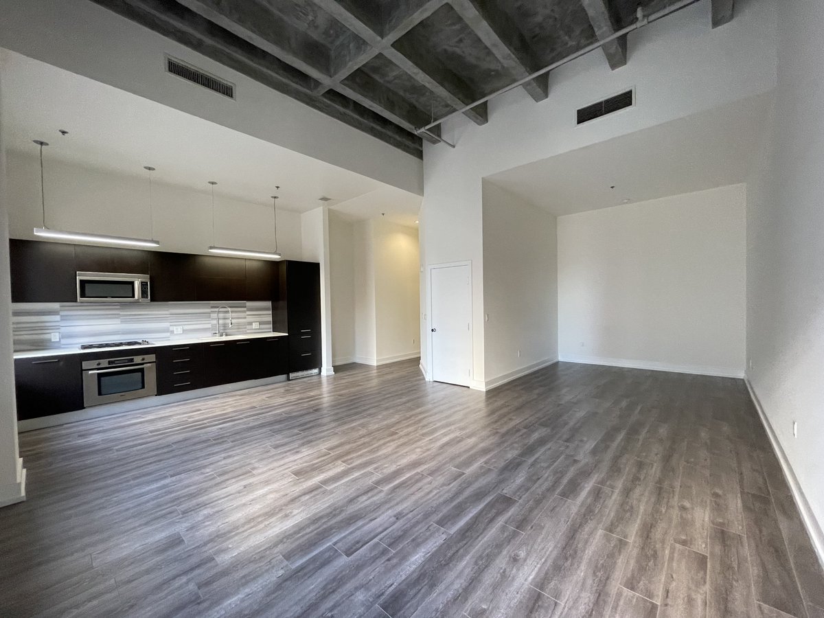 RooseveltLofts's tweet photo. 15ft. Ceilings, western facing city views, Bosch Appliances, 800+sqft, this apartment has it all!! Call us today and ask about apt.1106!
.
.
.
.
.
.
#RooseveltLofts #Loftlife #Amazing #lofts #Dreamapartment #DTLA #LosAngeles #home #community #Thanksgiving https://t.co/HJmehGBN0E