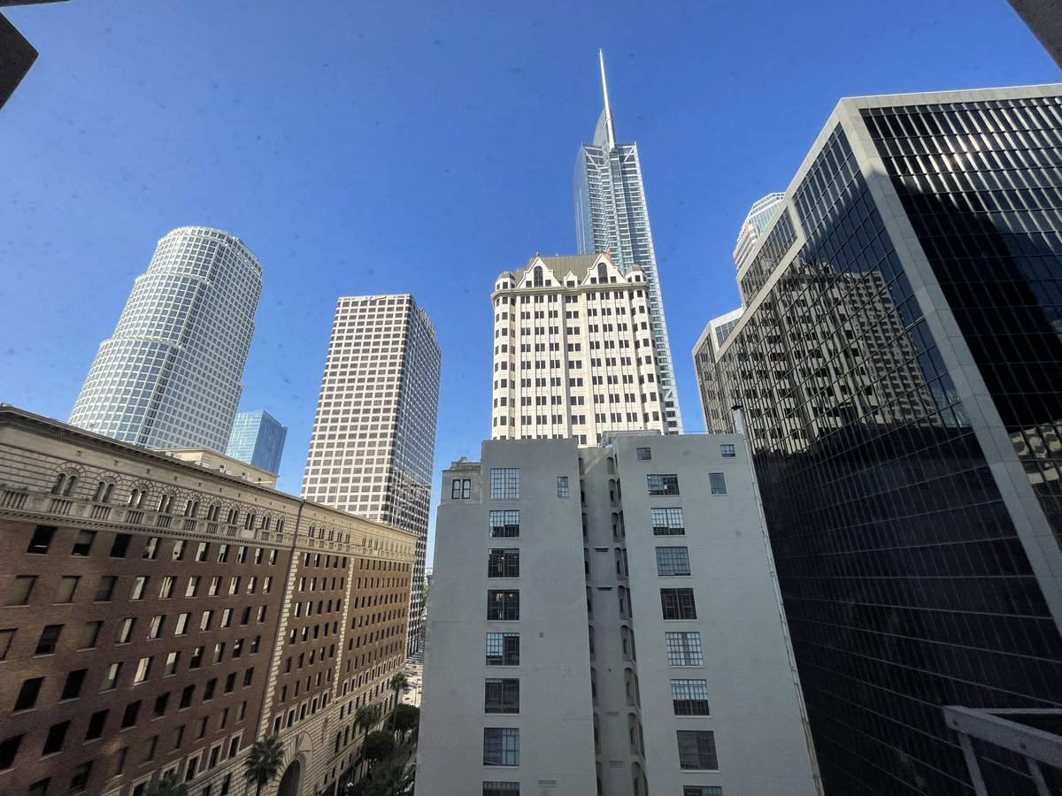 RooseveltLofts's tweet photo. 15ft. Ceilings, western facing city views, Bosch Appliances, 800+sqft, this apartment has it all!! Call us today and ask about apt.1106!
.
.
.
.
.
.
#RooseveltLofts #Loftlife #Amazing #lofts #Dreamapartment #DTLA #LosAngeles #home #community #Thanksgiving https://t.co/HJmehGBN0E