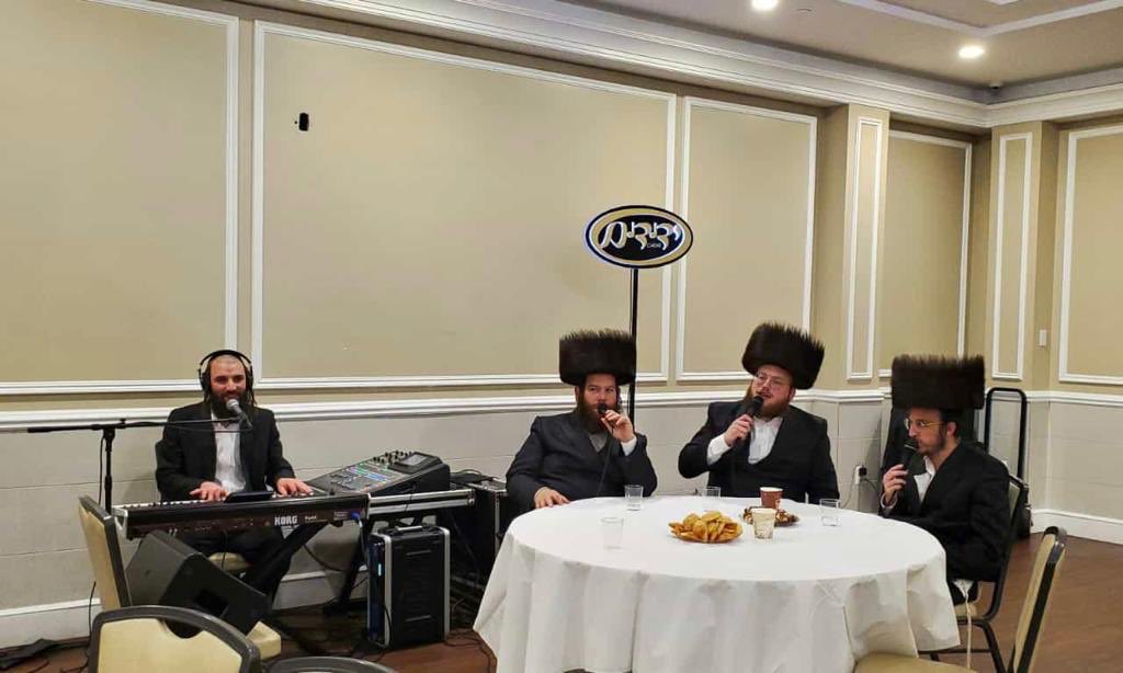 YedidimChoir's tweet photo. Melave Malka for Yeshiva of South Fallsburg
•
#Yedidim #Yedidimchoir #onlysimchas #simchamusic #Awesomeperformance #jewishmusic #amazingsound #barmitzvah https://t.co/uSENr5CNK1