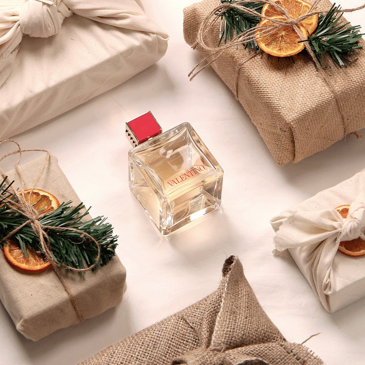 FragranceDirect's tweet photo. FOLLOW, LIKE &amp; RT TO WIN! ❤️ Are you a fan of luxurious scents or do you know someone who is? Today we're giving away a bottle of the stunning Valentino Voce Viva from our Luxury Christmas Edit on site! (Ends 27/11/20, UK only, winner will be contacted via DM only. Good luck!) https://t.co/HCkvggSjID