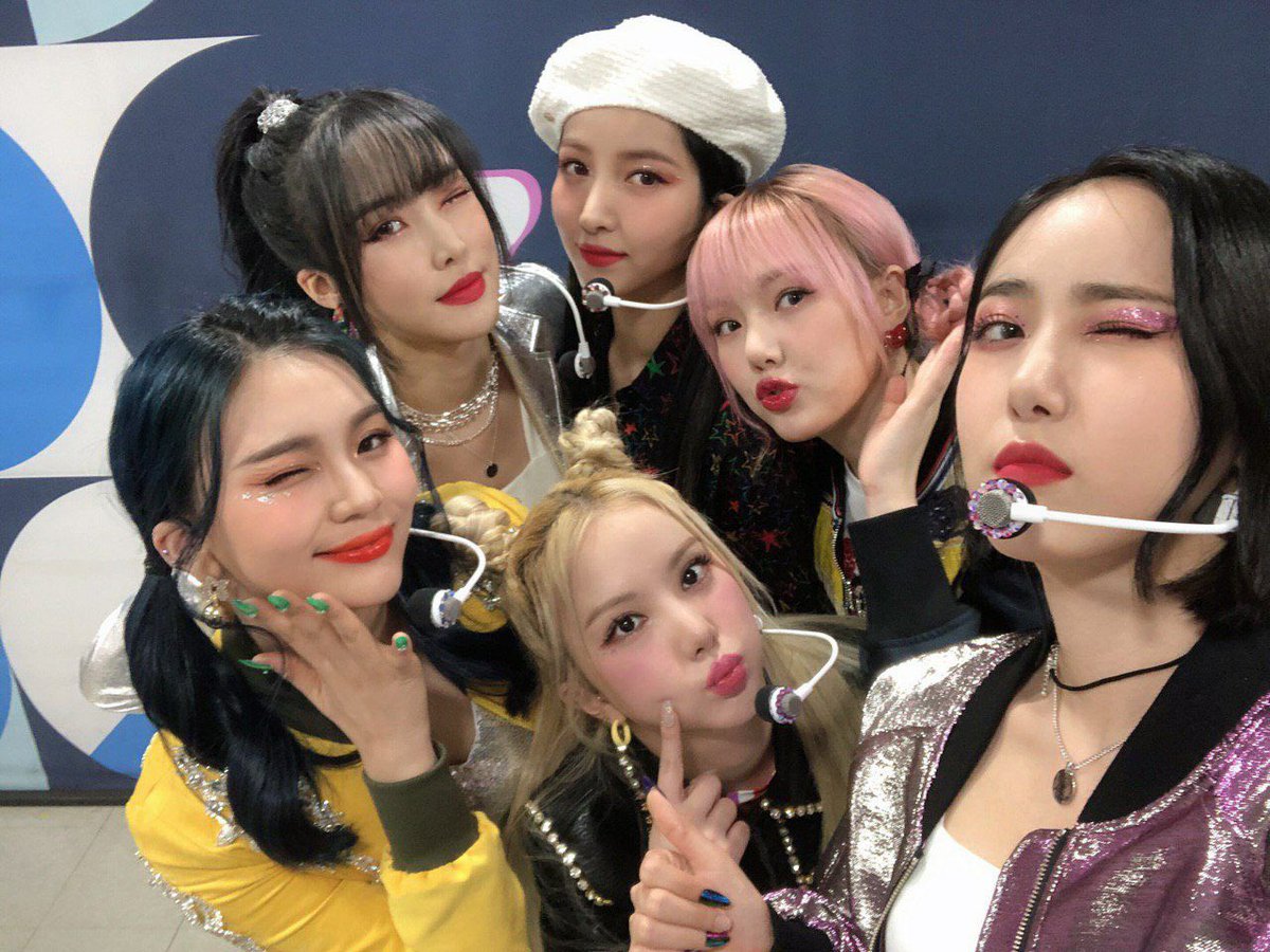 Mxrivvv_'s tweet photo. Quiero decir que las amo mucho que gracias a ustedes me despierto feliz, gracias por siempre sacarme una sonrisa aunque sea por videos no saben cuán importante son para mi son mi todo! 💗
#여자친구_수고했어_사랑회
#KeepRunningGFRIEND
@GFRDofficial https://t.co/OcNvyOiuAN