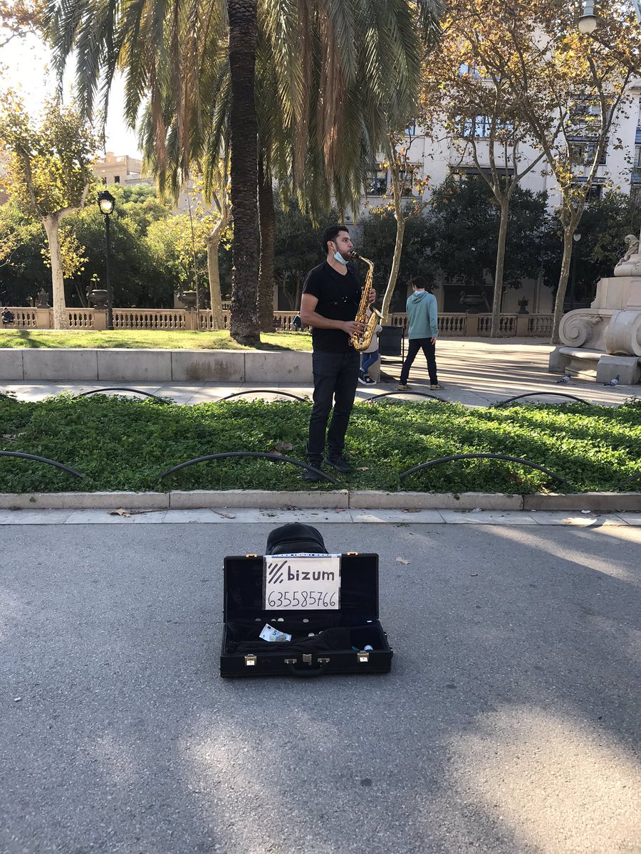 - Me gusta mucho tu versión de Out of Time, pero no llevo suelto...
- Tranqui, me haces un Bizum.

Hoy en Arc de Triomf, pago de música en directo.